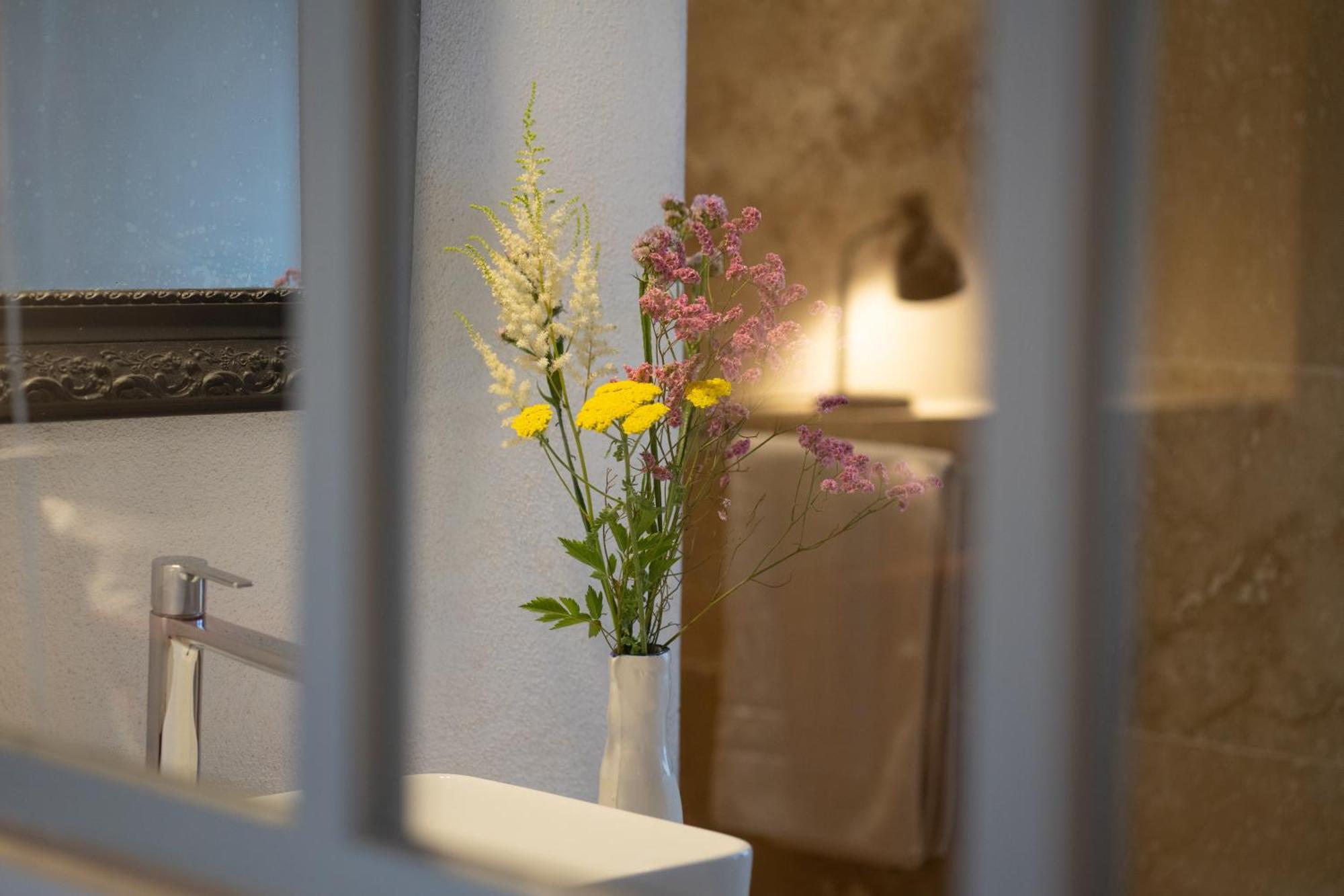 Les Canisses, Magnifique Appartement Avec Terrasse Au Coeur D'อูเซส ภายนอก รูปภาพ